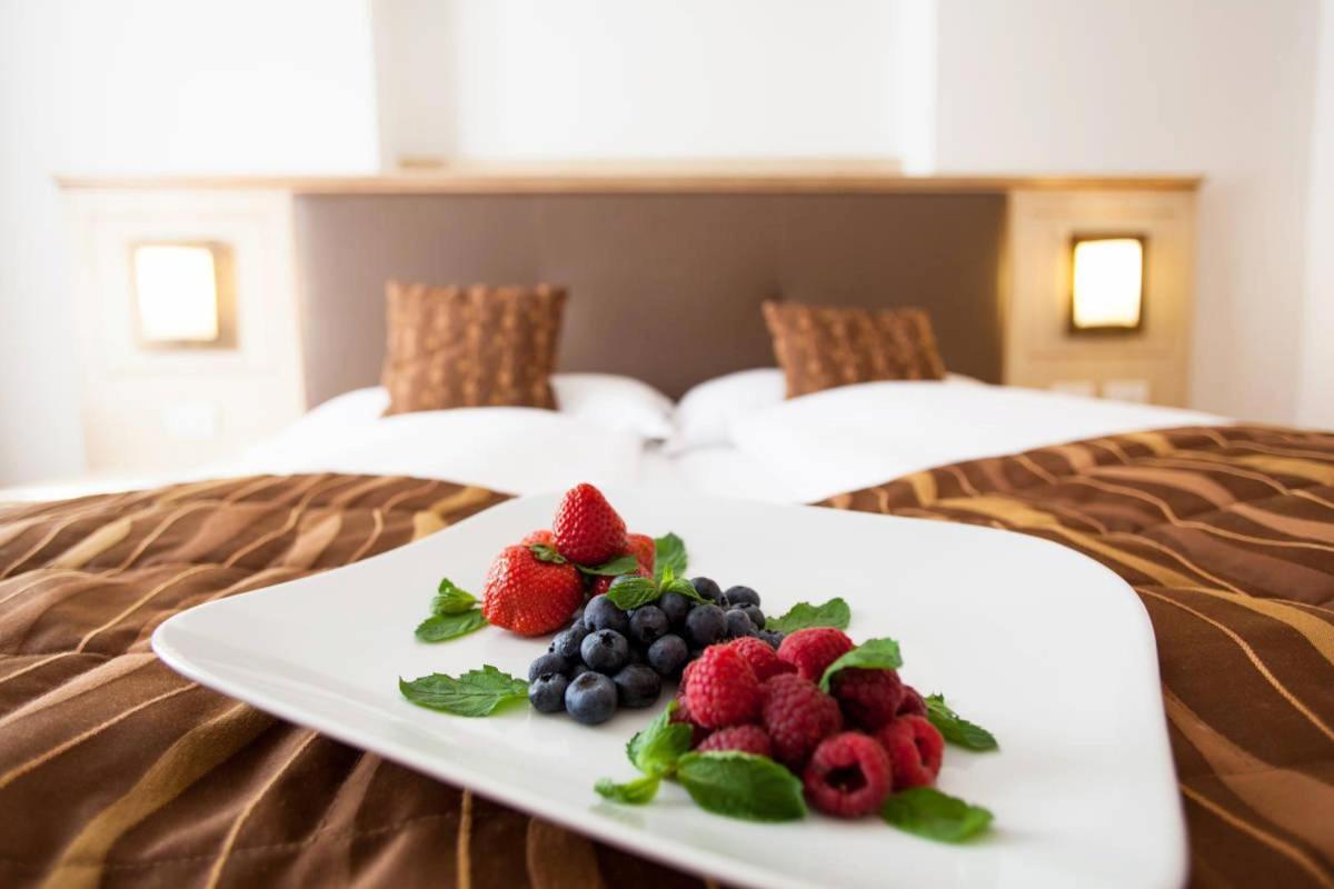 Hotel Portici - Romantik & Wellness ริวาเดลการ์ดา ภายนอก รูปภาพ